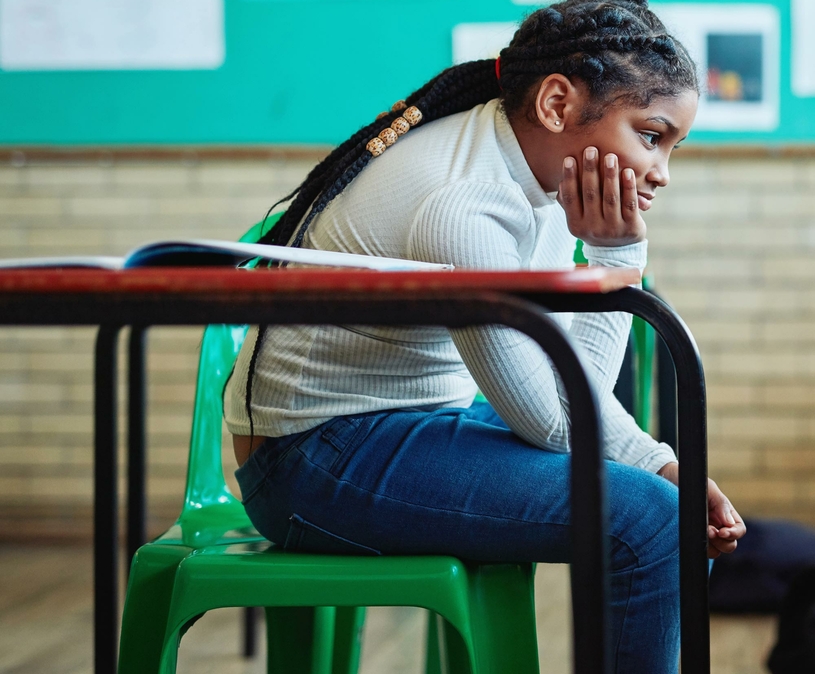 meisje in schoolbanken zij aanzicht 