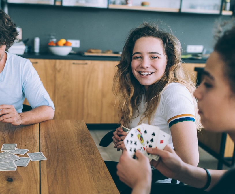 familie speelt kaart aan tafel