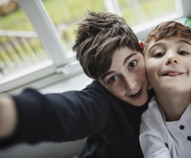 twee broertjes maken een selfie