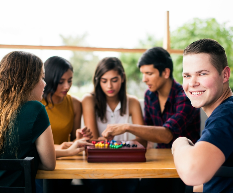 groep jongeren speelt bordspel