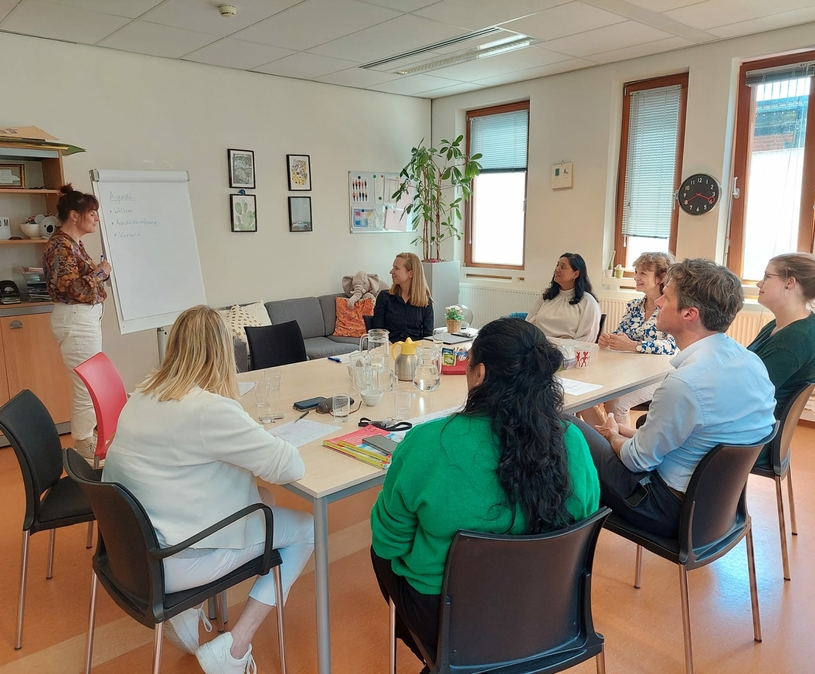 Drie leden van de Raad van Toezicht van Levvel brachten een bezoek aan het team Dialectische gedragstherapie voor adolescenten