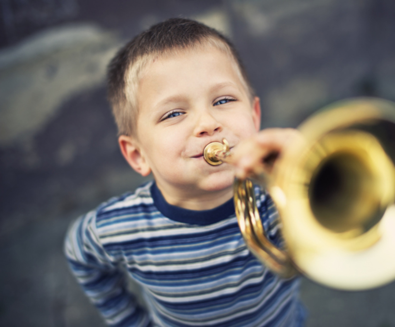 Jongen speelt trompet