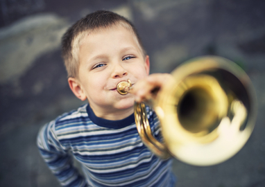 Jongen speelt trompet